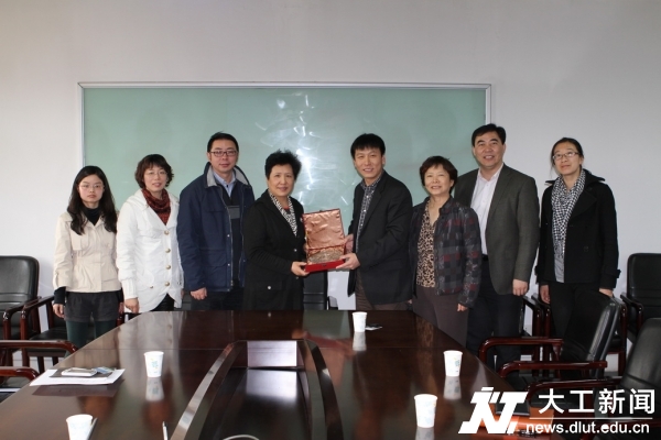 3月13日上午，调研组与浙江大学同仁互赠纪念品
