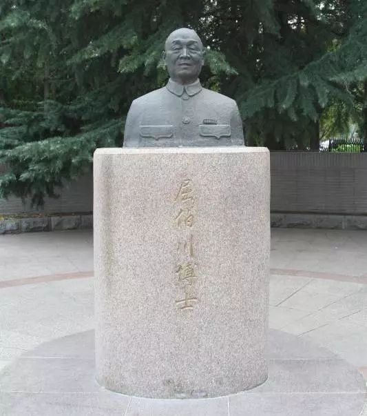 屈伯川铜像背后的校友深情